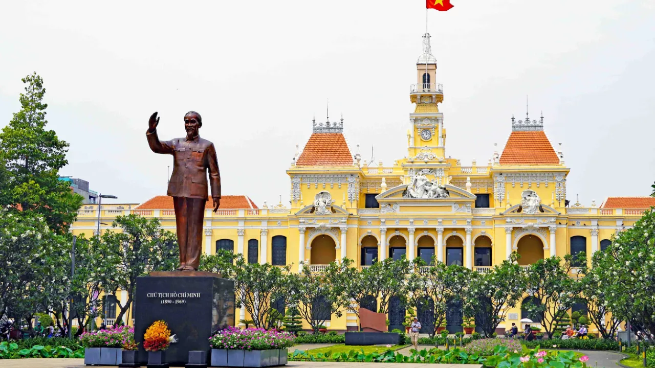 Ho Chi Minh-statue foran rådhuset i Ho Chi Minh City Ho Chi Minh-statue foran rådhuset i Ho Chi Minh City