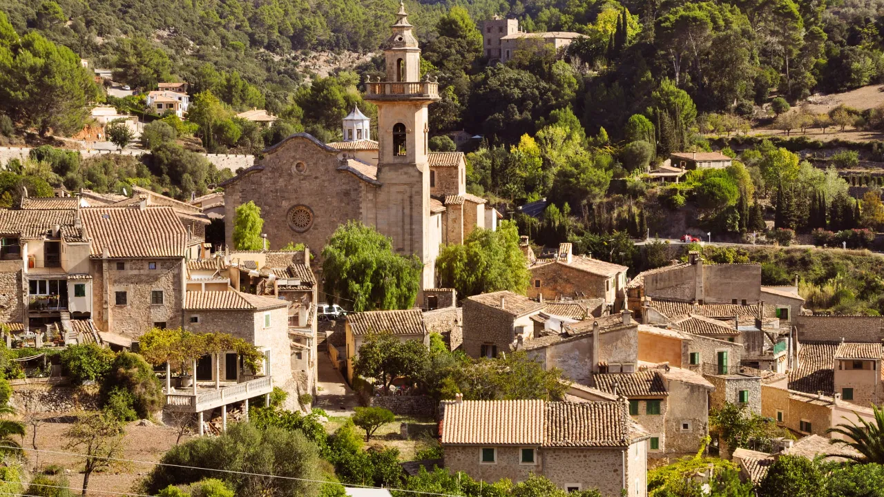 Valldemossa, hvor Chopin har boet, har smalle gader og historiske bygninger Valldemossa, hvor Chopin har boet, har smalle gader og historiske bygninger