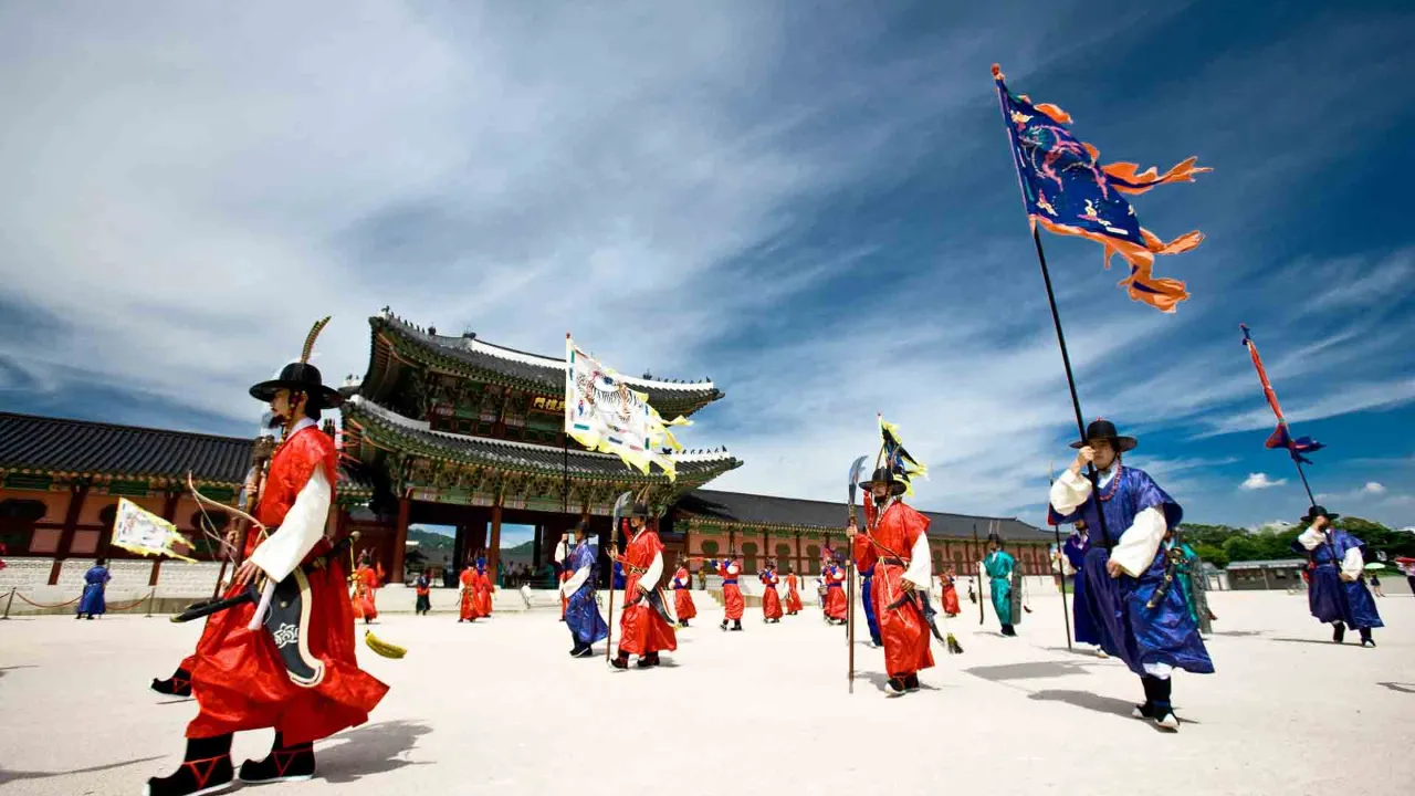 Vagtskifteceremoni ved Gyeongbokgung Paladset i Seoul Vagtskifteceremoni ved Gyeongbokgung Paladset i Seoul