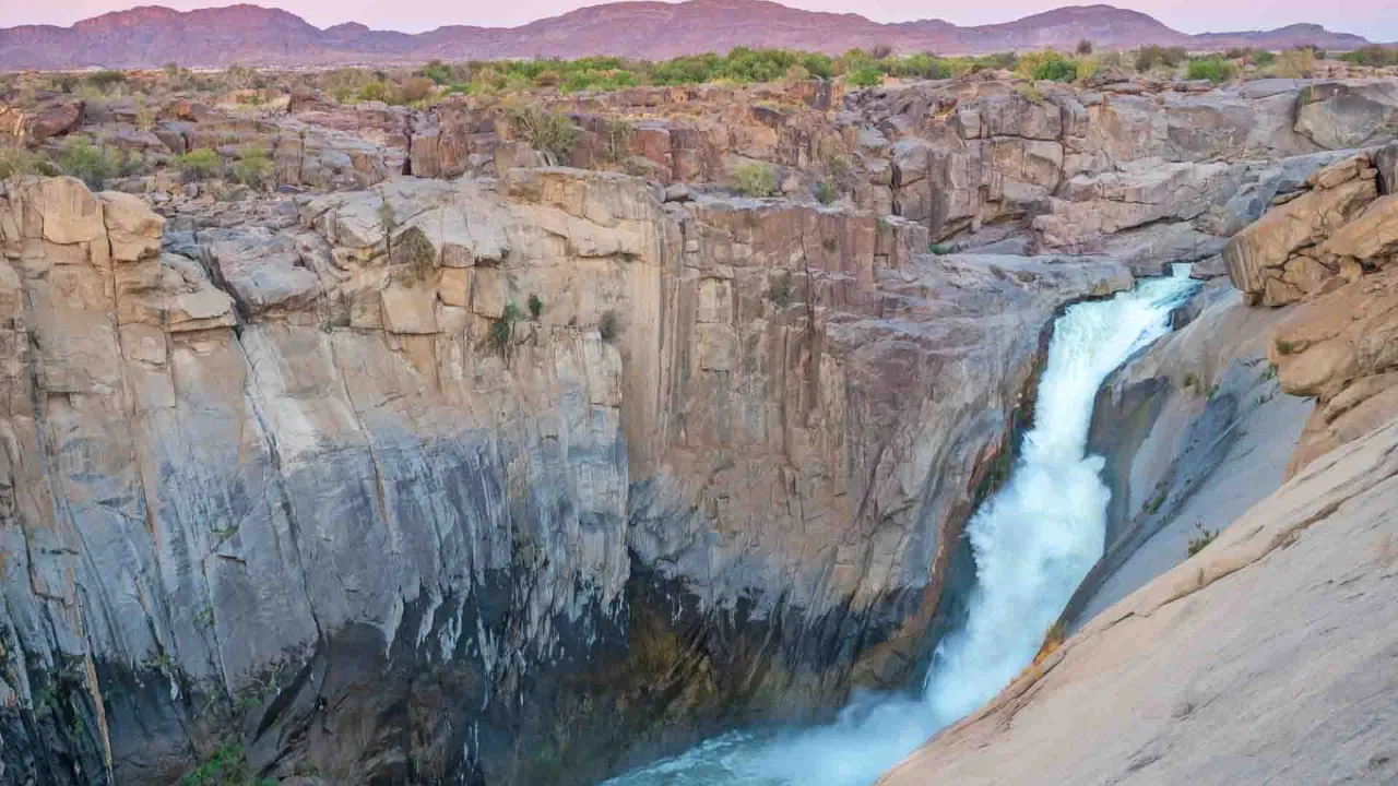 Augrabies Falls dannes af Orange River og er ca 56 m højt Augrabies Falls dannes af Orange River og er ca 56 m højt