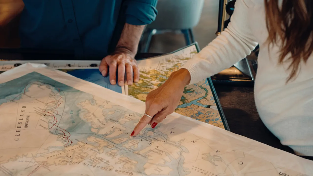 Skibets labyrintiske rute følges nøje Skibets labyrintiske rute følges nøje