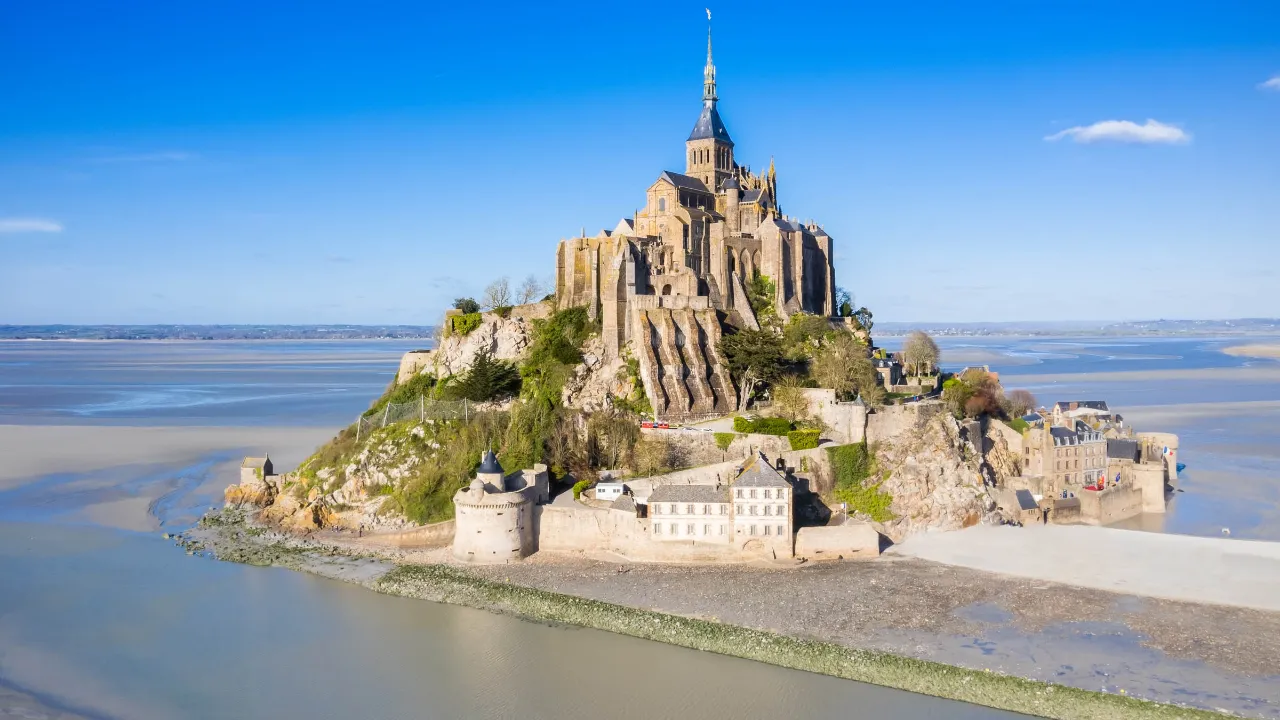 Legendariske Mont-Saint-Michel er en såkaldt tidevandsø. Vandet kan stige op til 14 meter