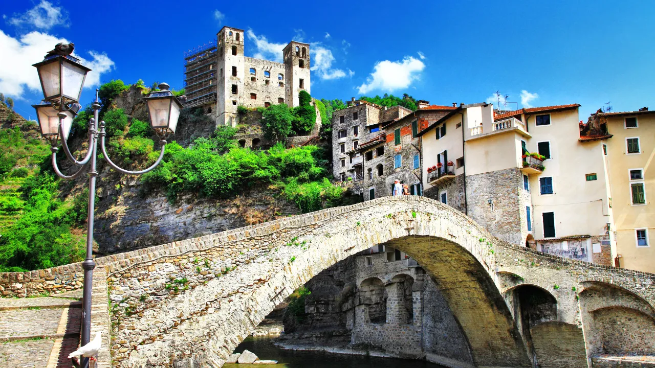 Den gamle stenbro i Dolceacqua Den gamle stenbro i Dolceacqua