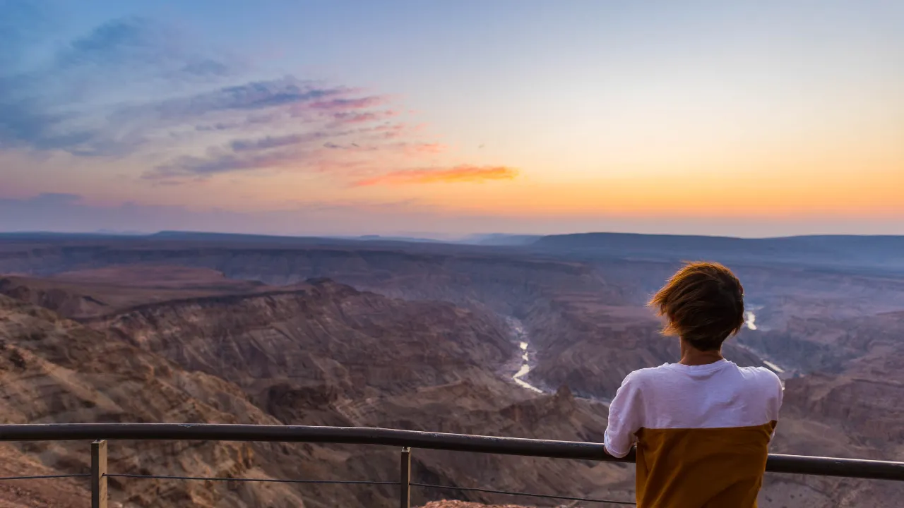 Tid til at nyde solnedgangen over den storslåede Fish River Canyon i Namibia