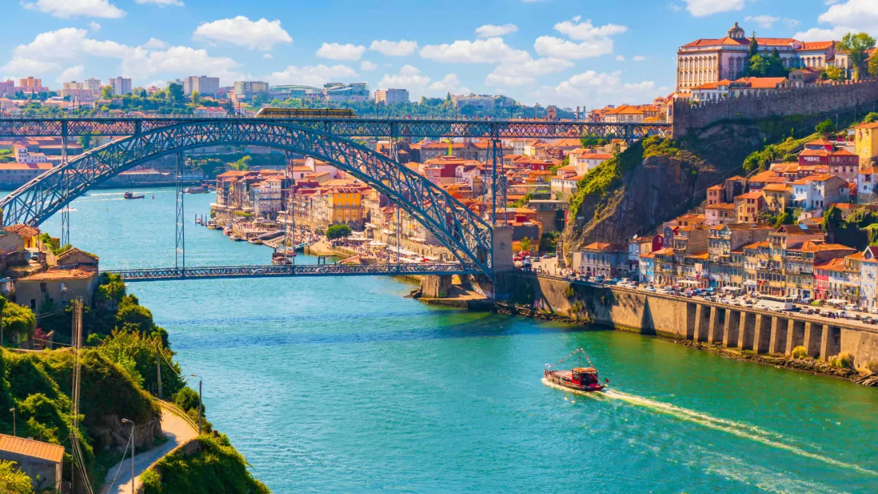 Dom Luís I-broen over Douro-floden med Portos historiske bydele langs flodbredden