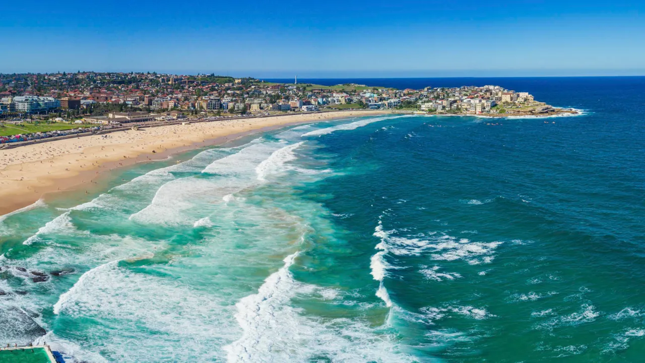 Bondi Beach - kendt for sine gode surfbølger og gyldne sandstrande