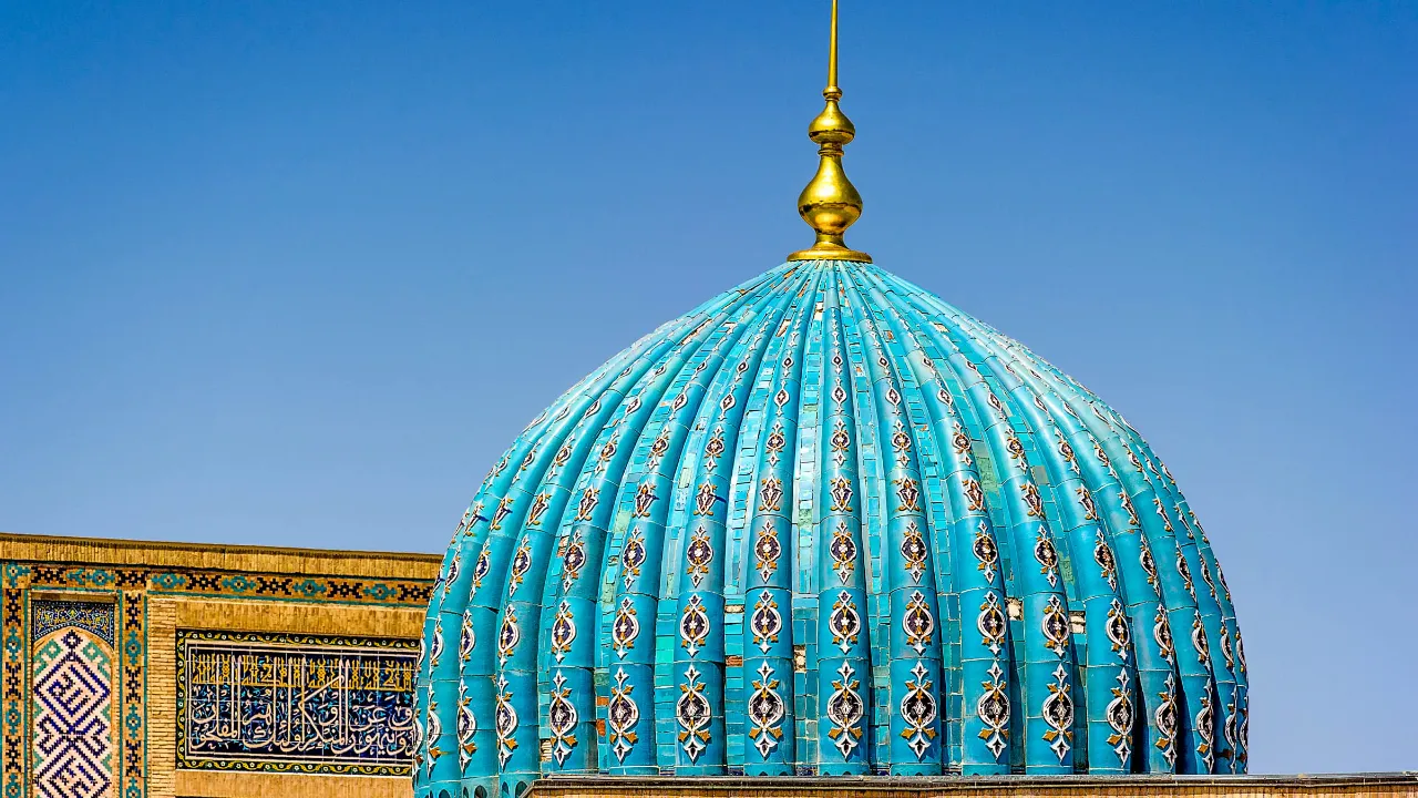 Den karakteristiske turkisblå og riflede kuppel på Hazrati Imam-moskeen i Tasjkent, Usbekistan