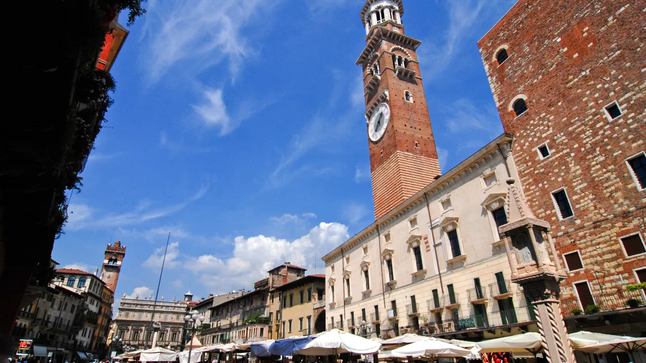 Piazza delle Erbe i Verona med det historiske Lamberti-tårn og Palazzo della Ragione