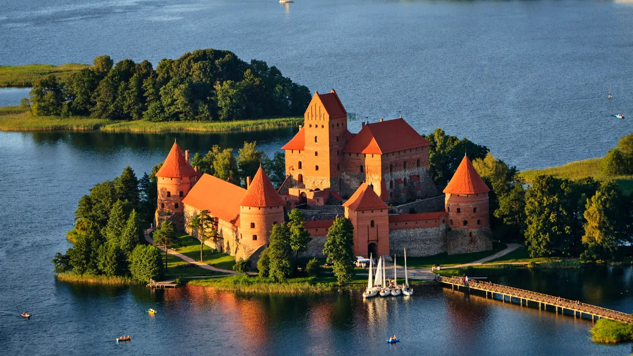 Trakai-slottet i Litauen – et middelalderligt slot beliggende på en ø i Galvė-søen