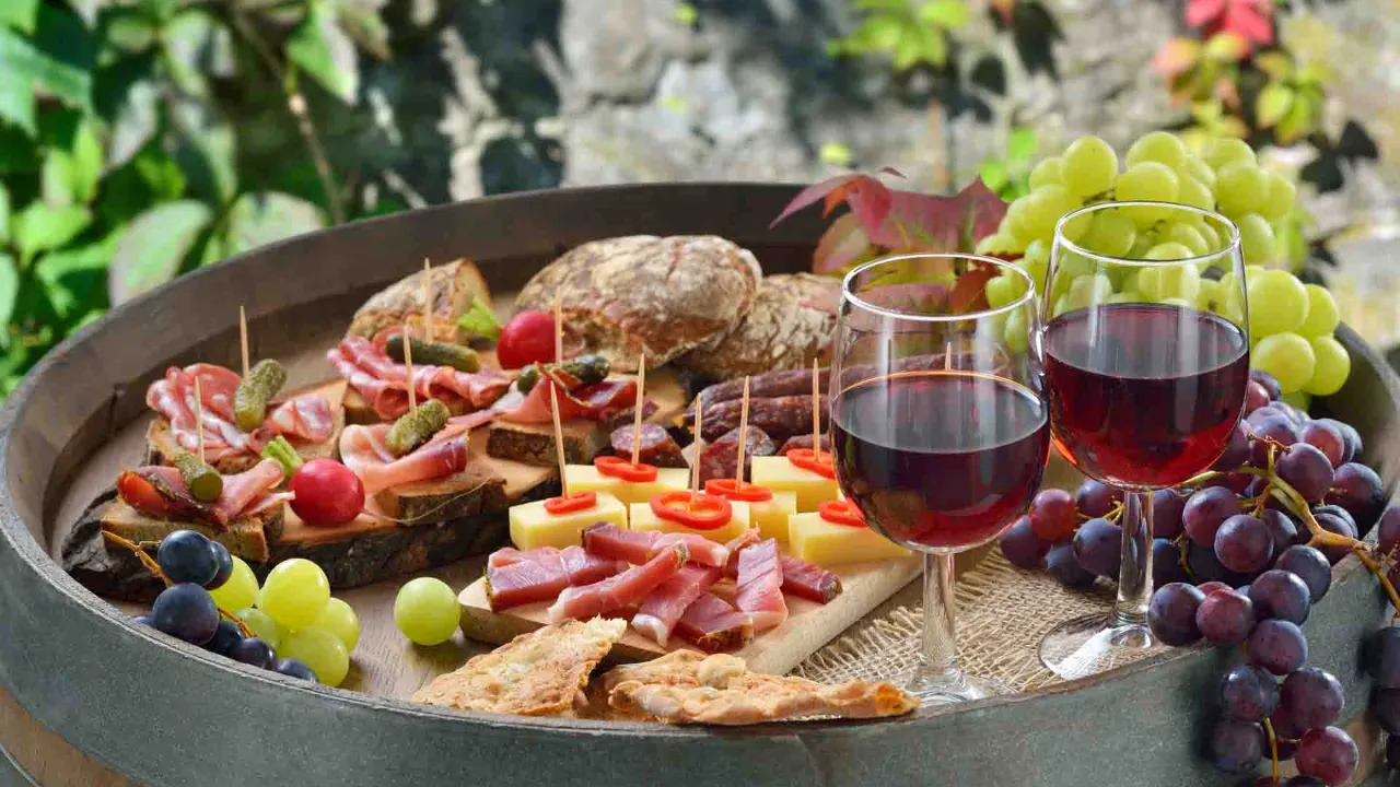 Italienske antipasti med vin og druer Italienske antipasti med vin og druer