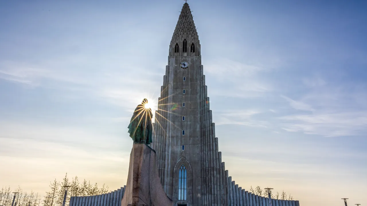Den ikoniske Hallgrimskirkja i Reykjavik