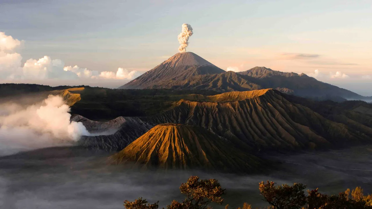Vulkaner i tåge og gyldent morgenlys – Mount Bromo