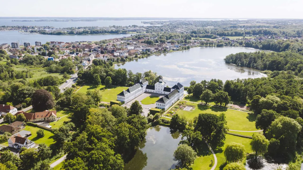 Gråsten Slot – kongelig sommerresidens omgivet af søer og den smukke slotspark Gråsten Slot – kongelig sommerresidens omgivet af søer og den smukke slotspark
