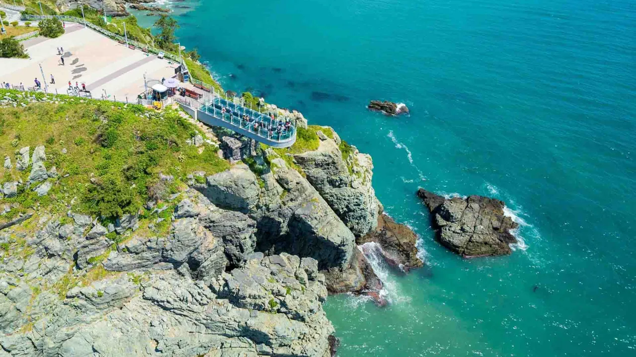 Oryukdo Skywalk i Busan – en glasbro over klipperne Oryukdo Skywalk i Busan – en glasbro over klipperne