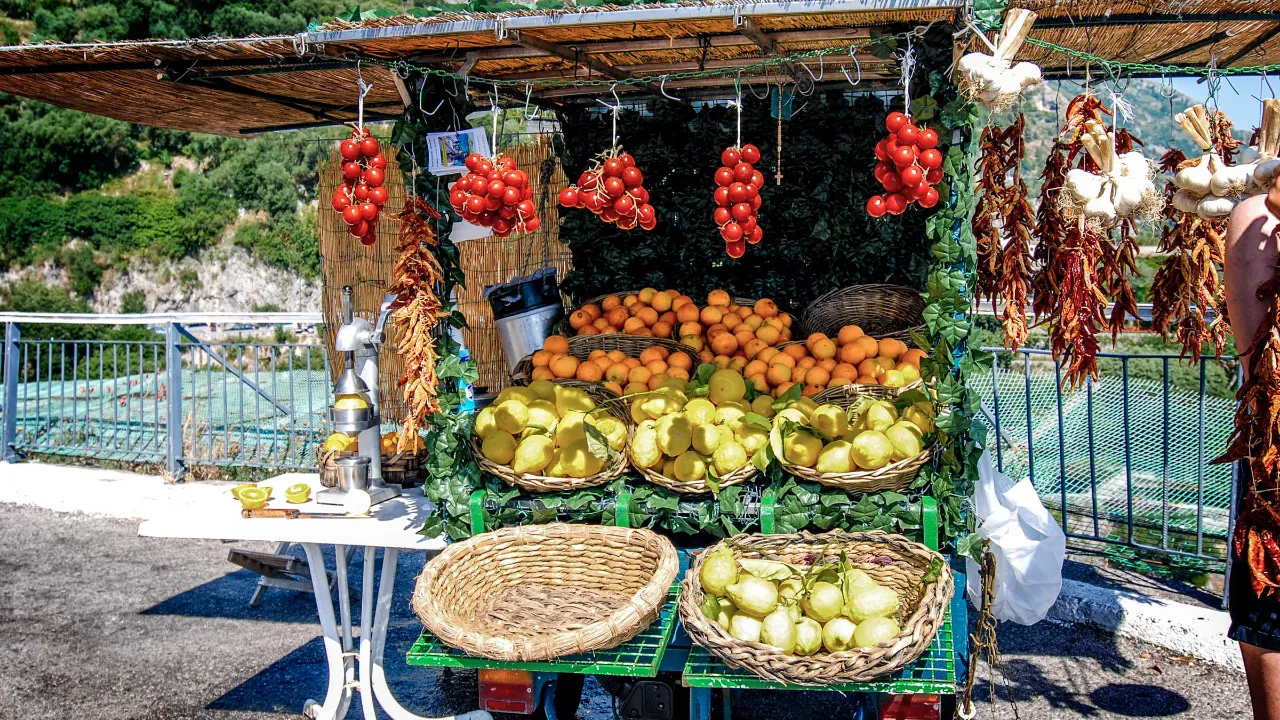Lokal frugt- og grøntsagsbod på Amalfikysten i Campania