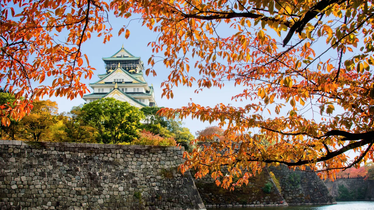 Osaka Castle, indrammet af smukke efterårsfarver