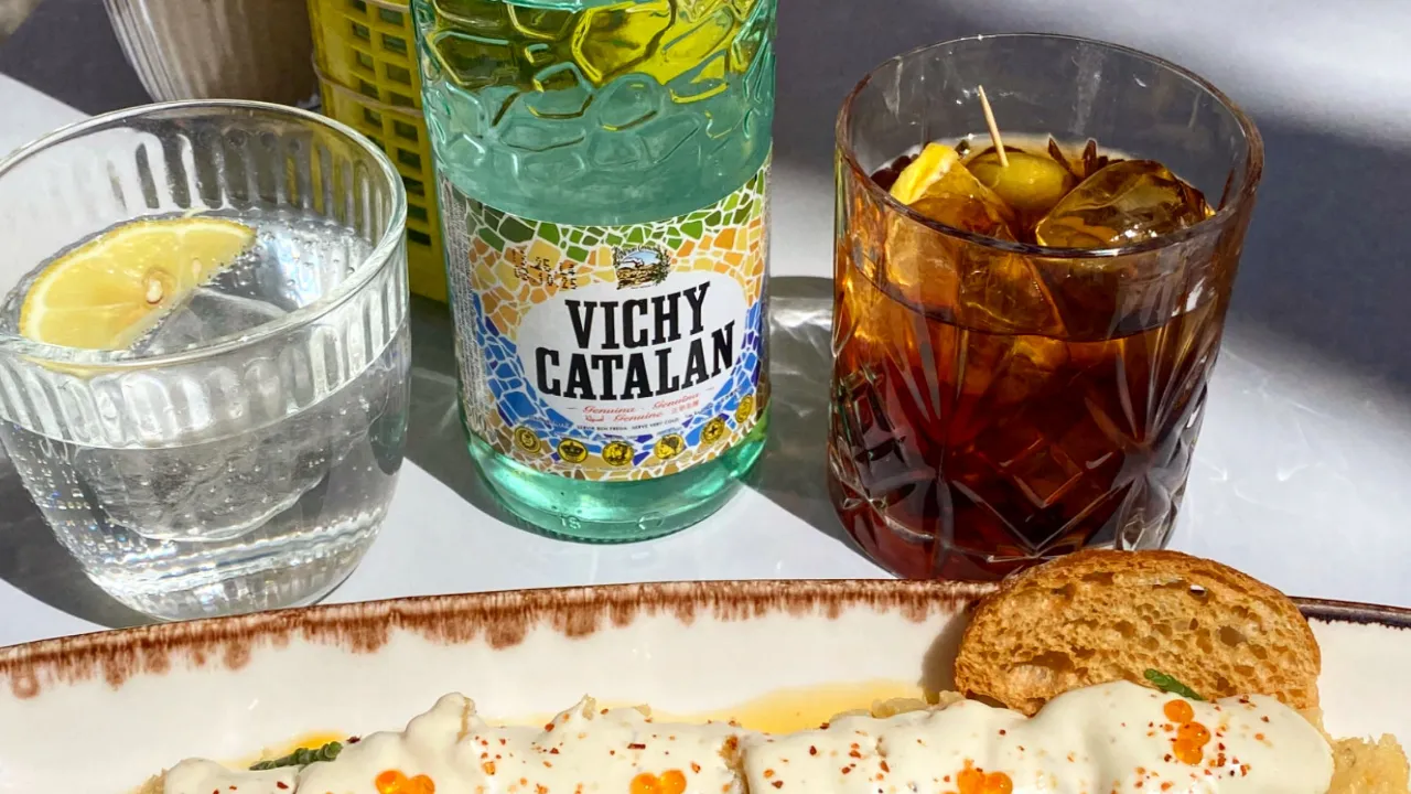 Denne kombination af vermouth + tapas + Vichy Catalan er meget typisk for den catalanske spise- og aperitifkultur Denne kombination af vermouth + tapas + Vichy Catalan er meget typisk for den catalanske spise- og aperitifkultur