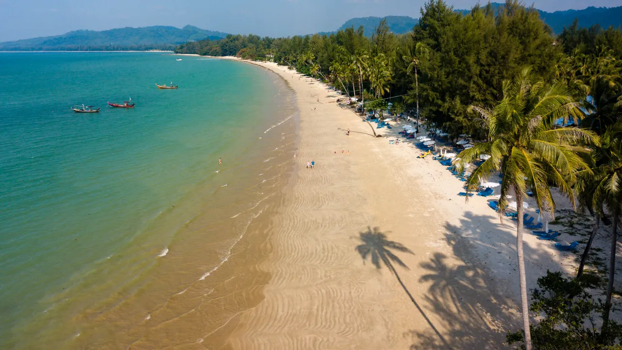 Paradisisk strand med tyrkisblåt vand i Khao Lak