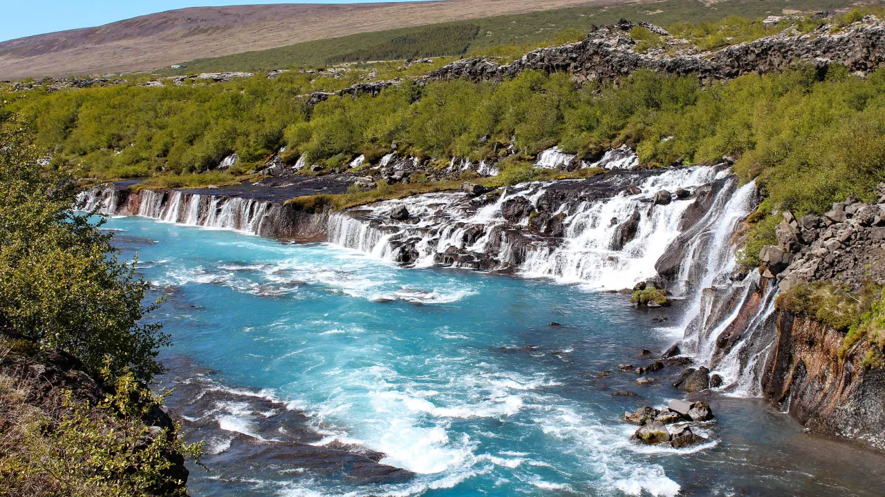 Hraunfossar har udsigt til gletsjerområdet Langjökull