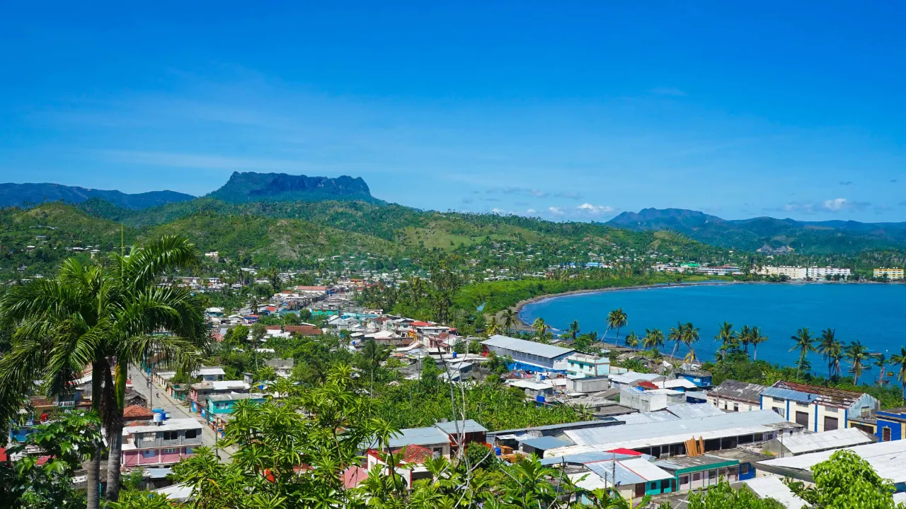 Cubas ældste by, Baracoa med det flade bjerg El Yunque i baggrunden