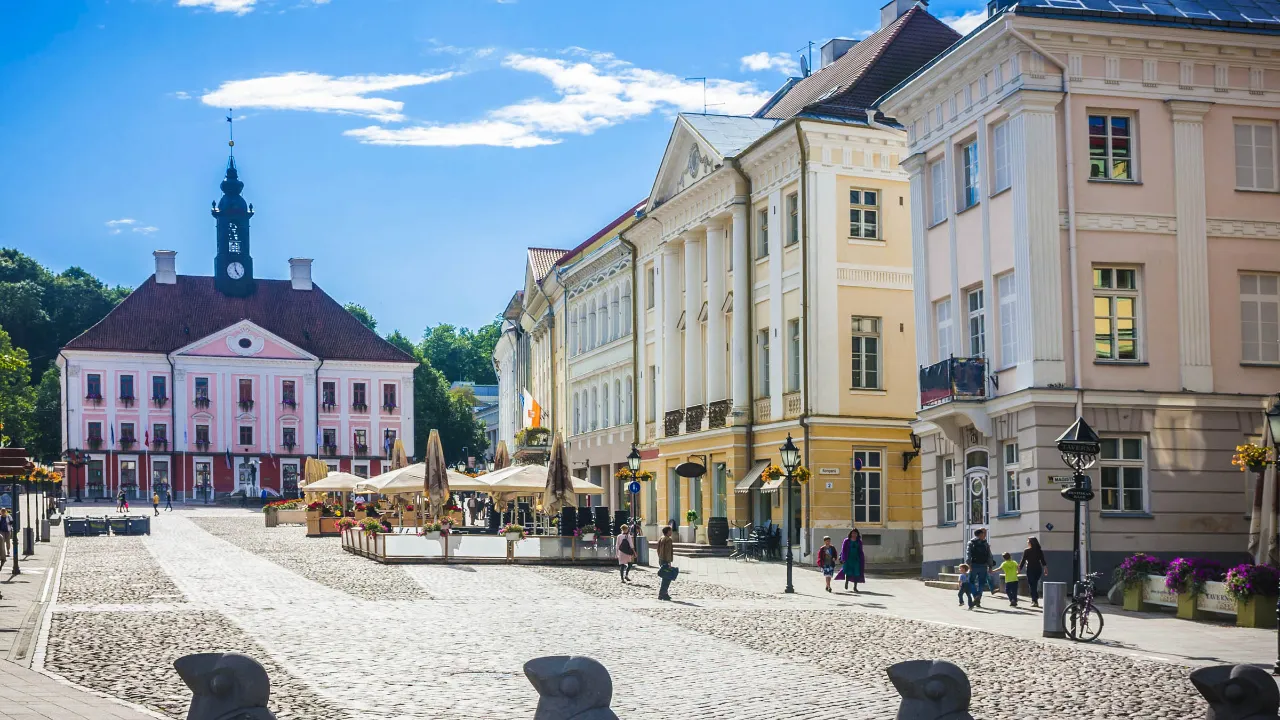 Rådhuset i Tartu, Estland, set fra Rådhuspladsen