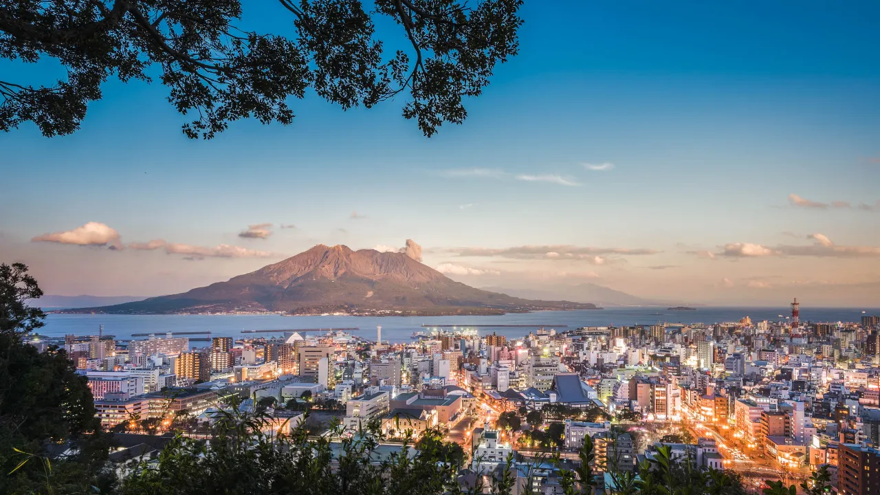 Kagoshima med den imponerende vulkan Sakurajima i baggrunden