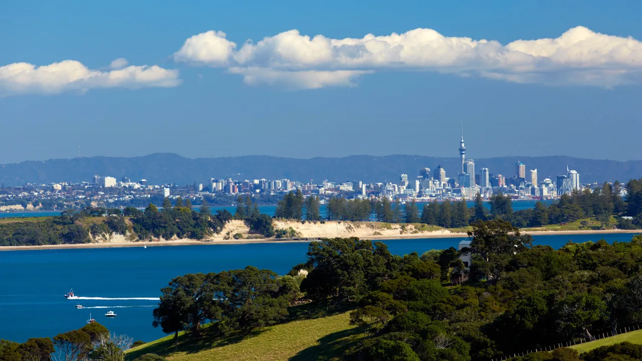 Auckland - City of Sails - med Sky Tower