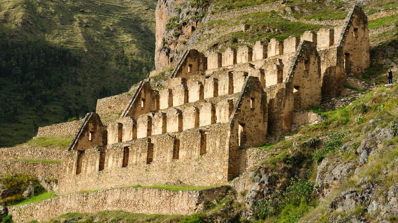 Inkaernes magasiner i Ollantaytambo – opført højt i bjergene for at opbevare afgrøder køligt og tørt Inkaernes magasiner i Ollantaytambo – opført højt i bjergene for at opbevare afgrøder køligt og tørt