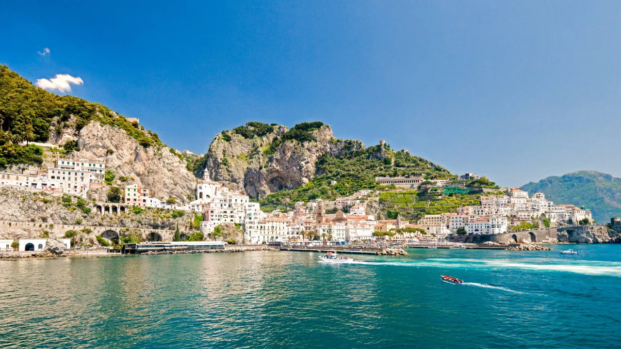 Amalfikysten ligger på sydsiden af Sorrentohalvøen