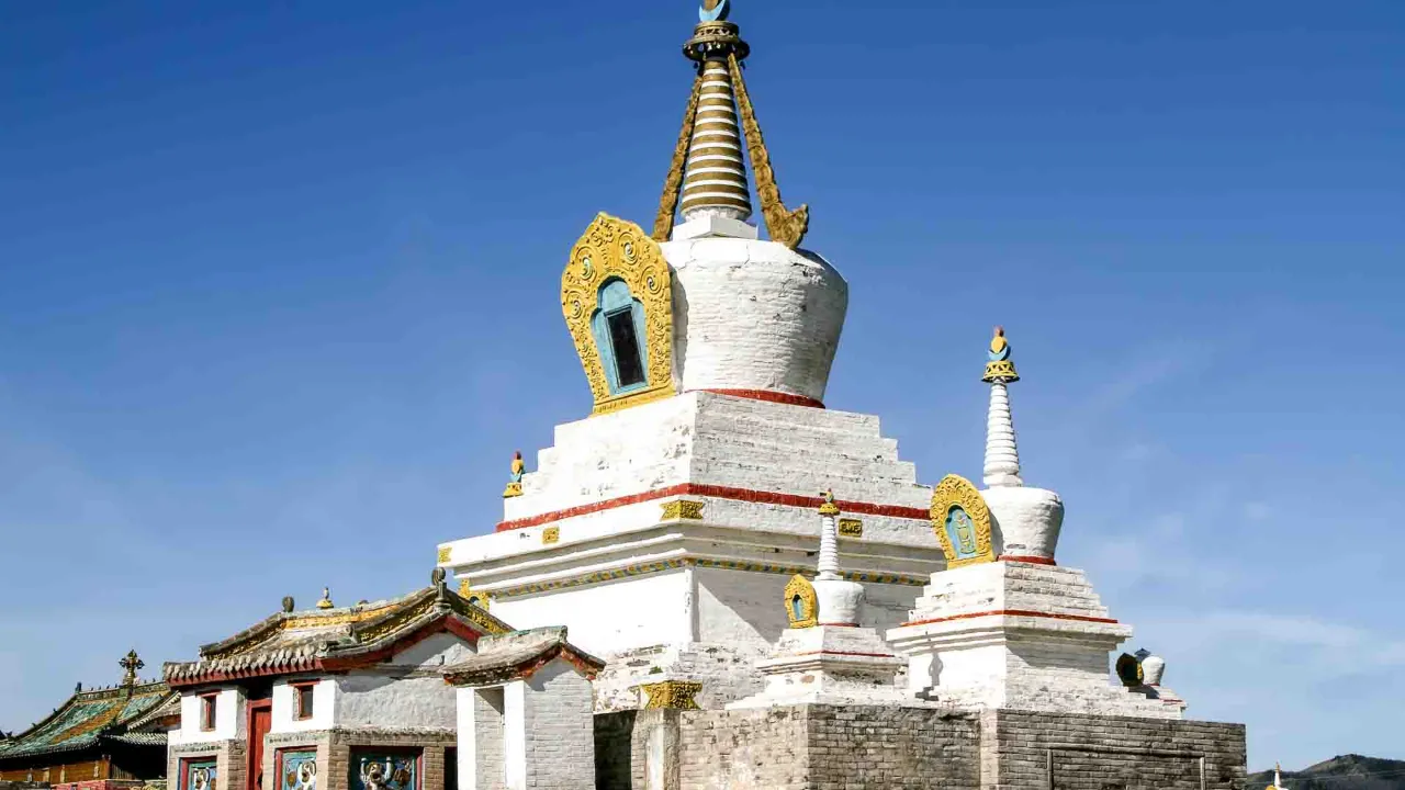 Stupa og templer ved Erdene Zuu-klostret, Mongoliets ældste buddhistiske kloster