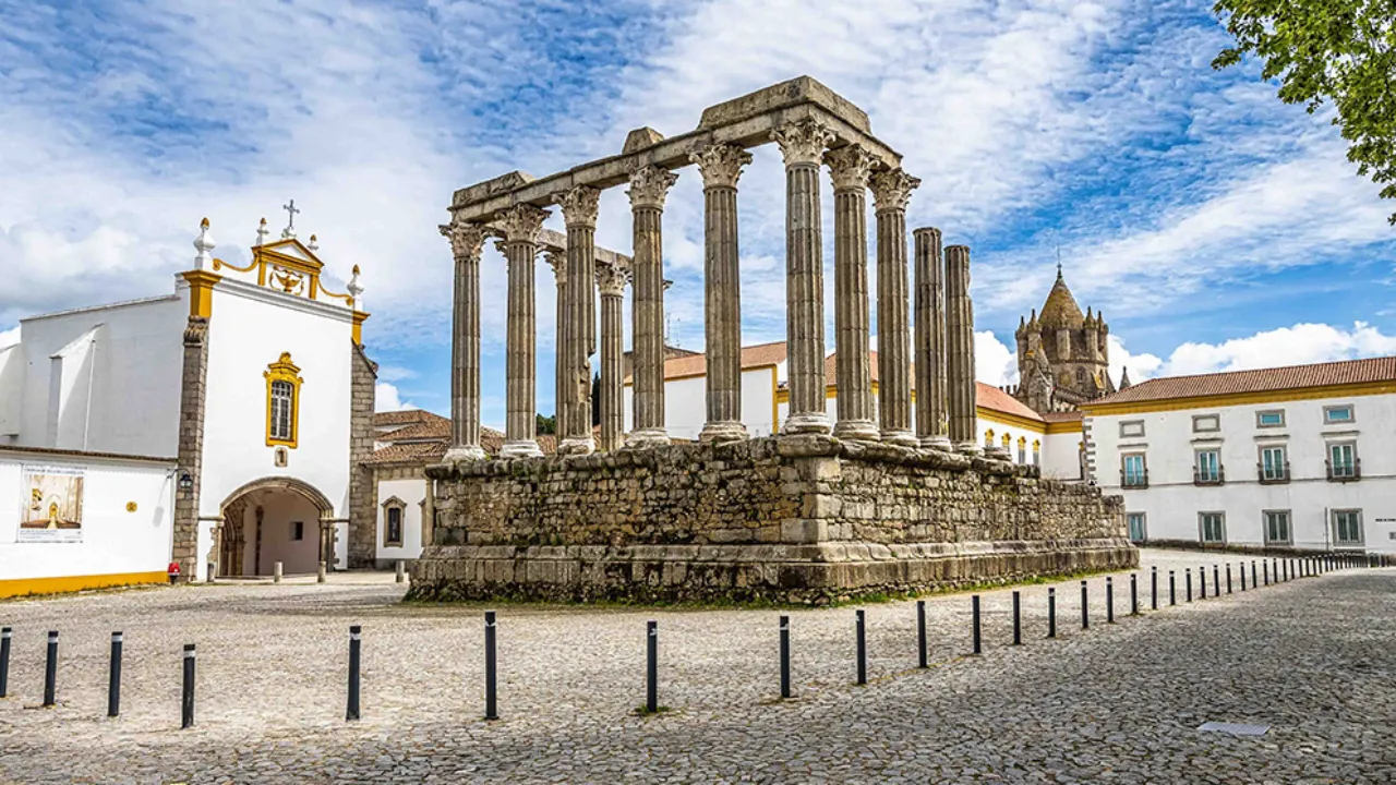 Det romerske Diana-tempel i Évora, et af byens mest ikoniske historiske monumenter