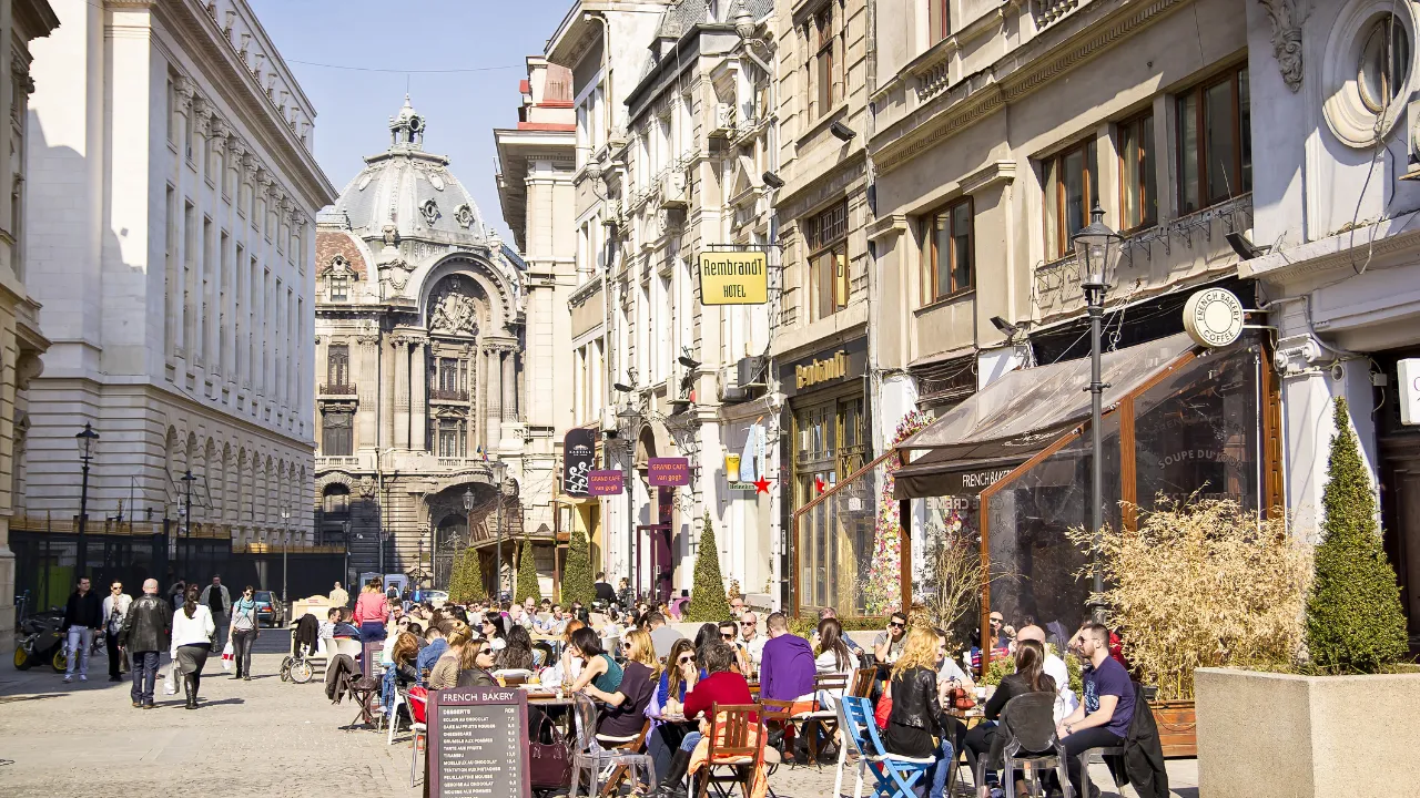 Livlig caféstemning i den gamle bydel i Sibiu