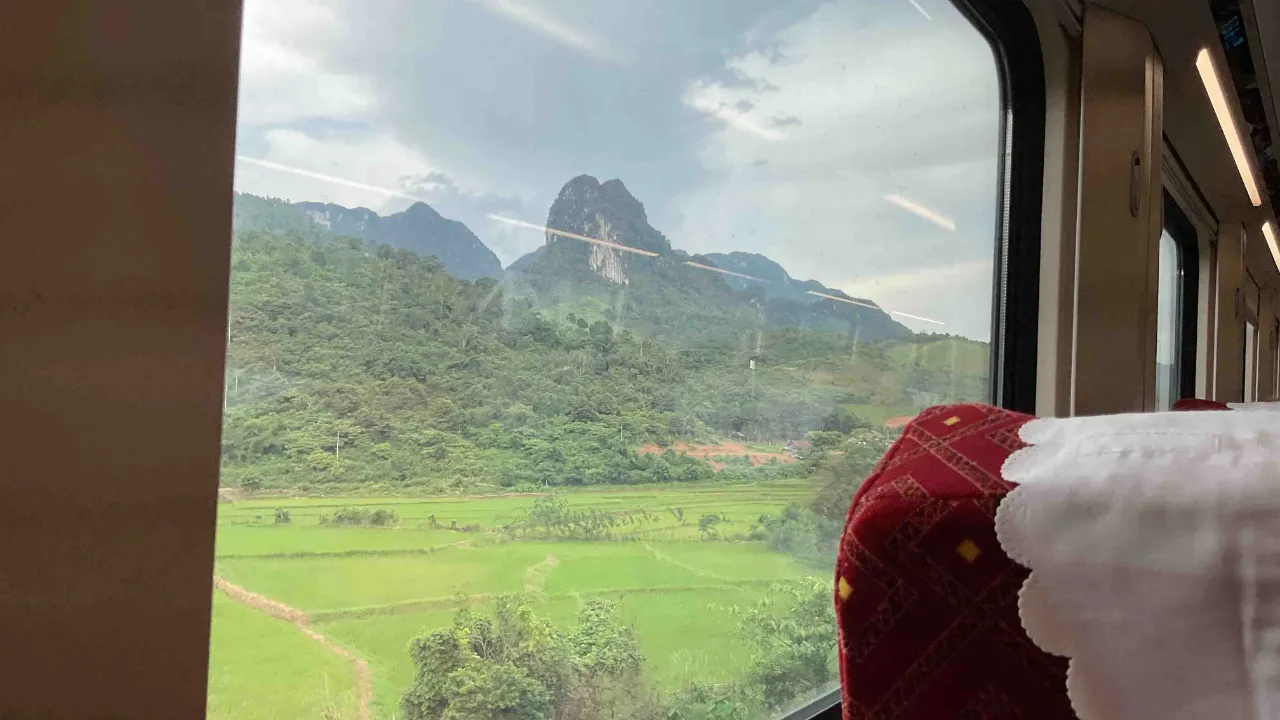 Udsigt over Laos’ frodige landskab set fra toget Udsigt over Laos’ frodige landskab set fra toget