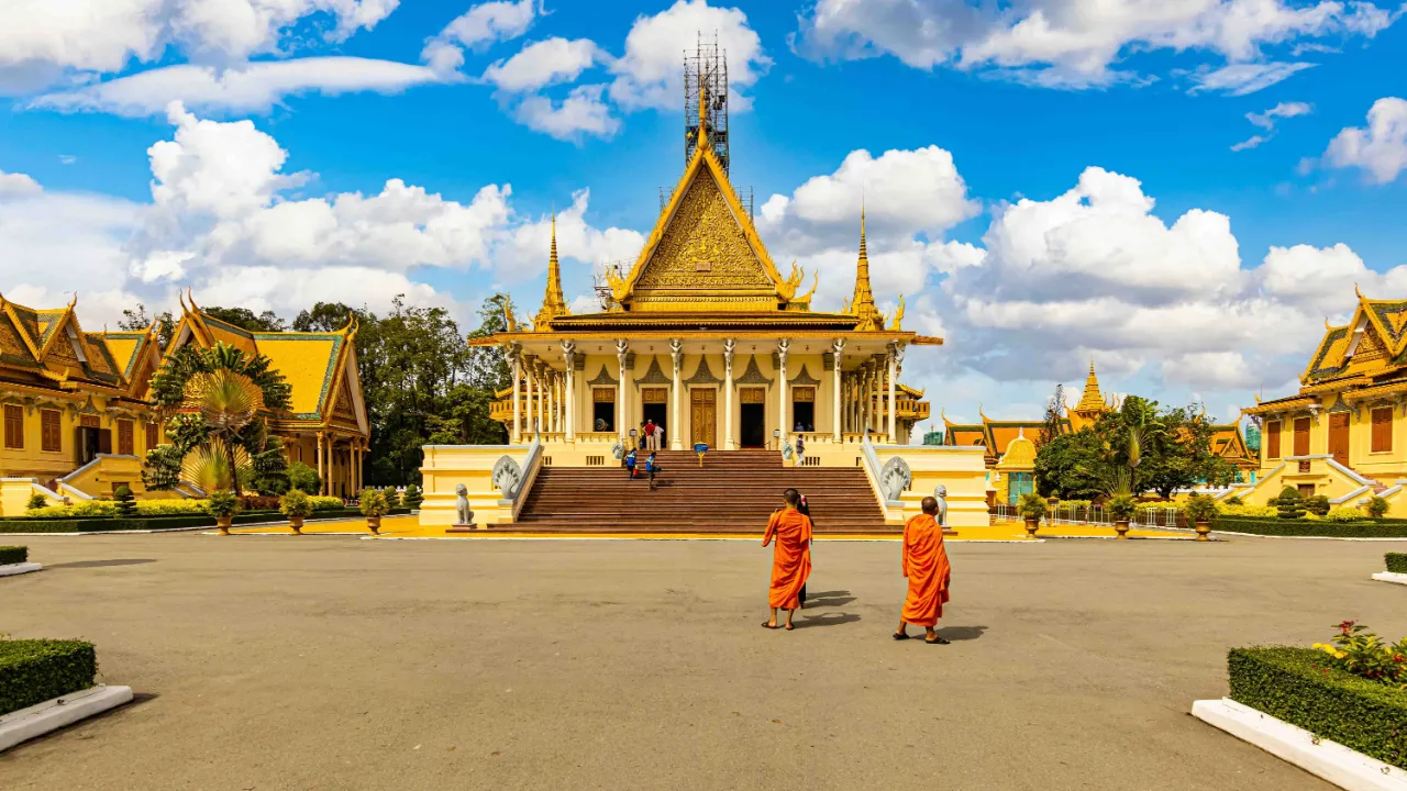 Det kongelige palads i Phnom Penh med buddhistiske munke Det kongelige palads i Phnom Penh med buddhistiske munke