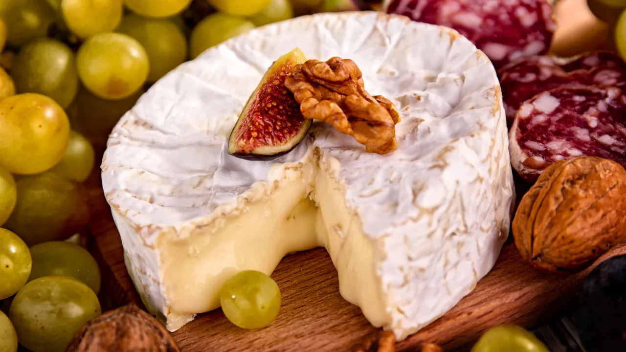 Ægte camembert er håndlavet på mælk fra køer i Normandiet Ægte camembert er håndlavet på mælk fra køer i Normandiet