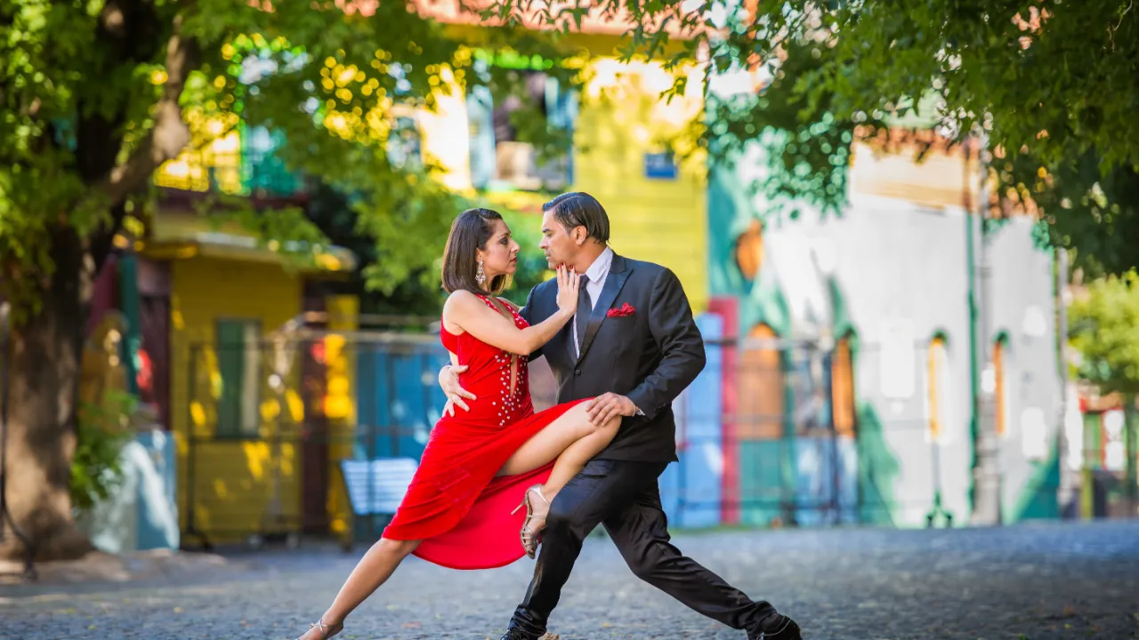 Tango er uhyre populær som her i La Boca - den er speciel, fordi det er manden, der fører