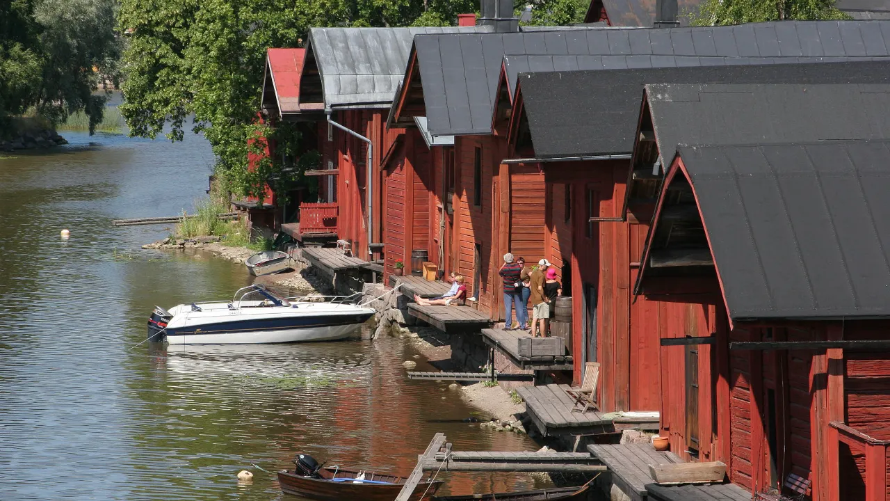 De berømte røde træhuse langs floden i Porvoo