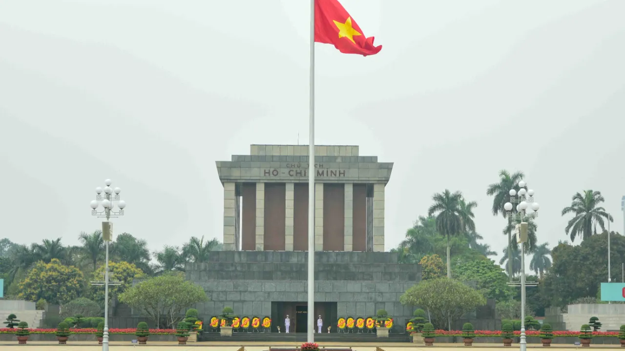 Ho Chi Minh-mausoleet på Ba Dinh-pladsen i Hanoi Ho Chi Minh-mausoleet på Ba Dinh-pladsen i Hanoi