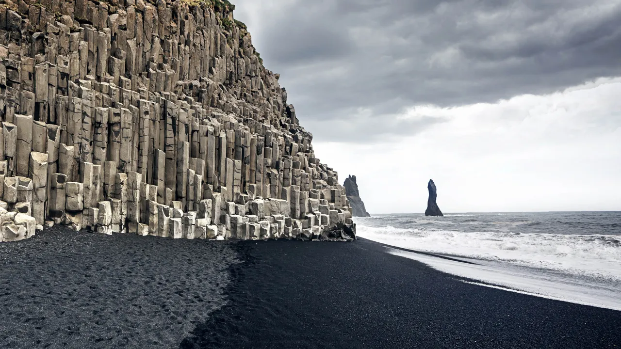 Den smukke sorte sandstrand Reynisfjara på Dyrhólaey Den smukke sorte sandstrand Reynisfjara på Dyrhólaey