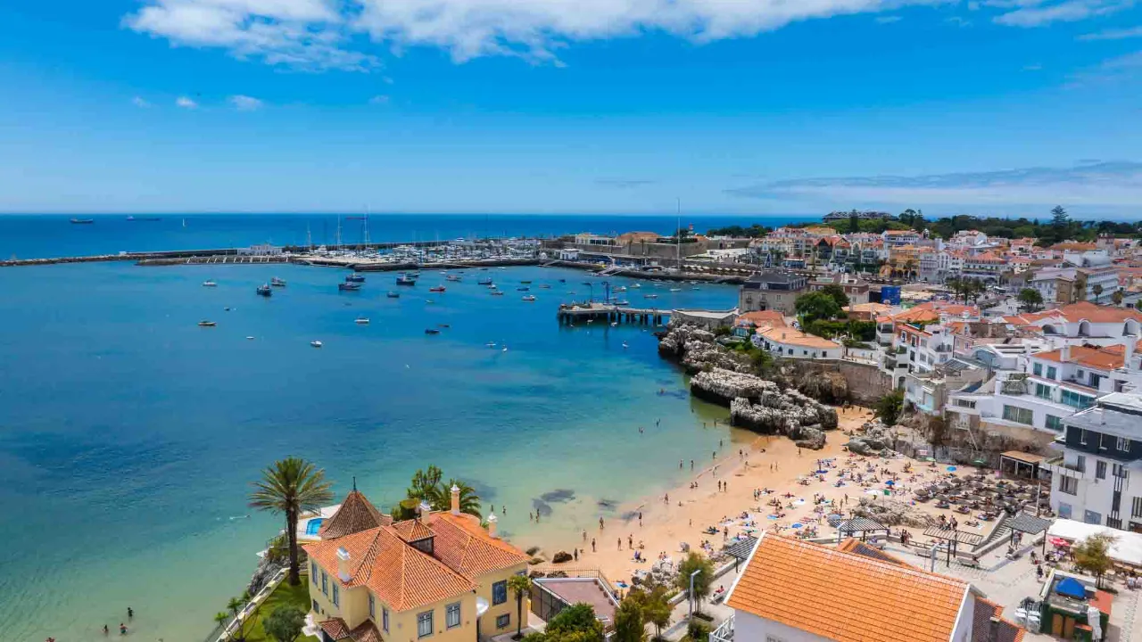 Udsigt over Praia da Rainha og Cascais’ kystlinje