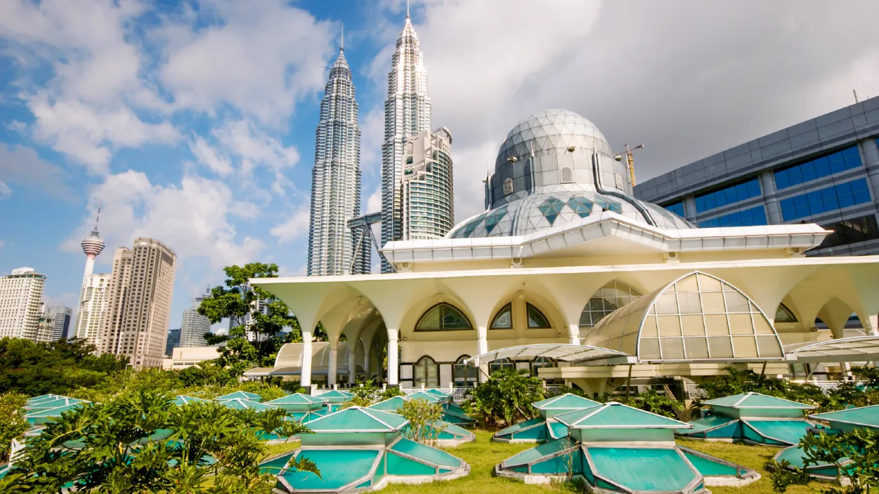 Masjid As-Syakirin moskéen med Petronas Towers i baggrunden i Kuala Lumpur Masjid As-Syakirin moskéen med Petronas Towers i baggrunden i Kuala Lumpur