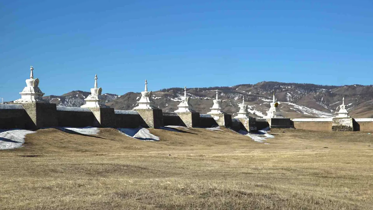 Stupaer ved Erdene Zuu-klostret nær Karakorum – Mongoliets ældste buddhistiske kloster