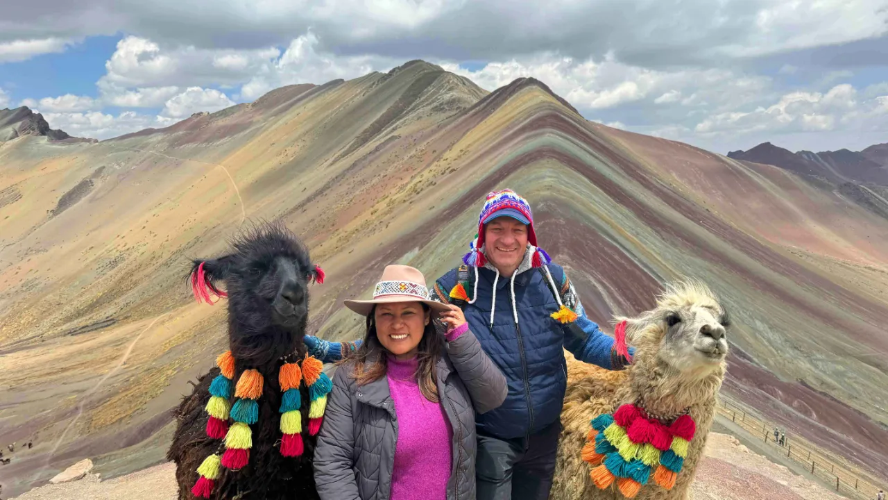 Pyntede lamaer ved farverige Rainbow Mountain