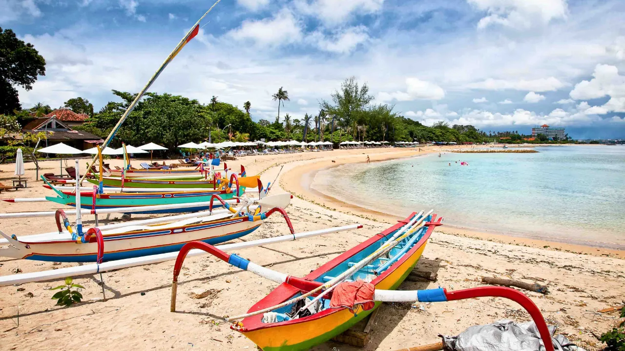 Traditionelle fiskerbåde på Sanur Beach, Bali