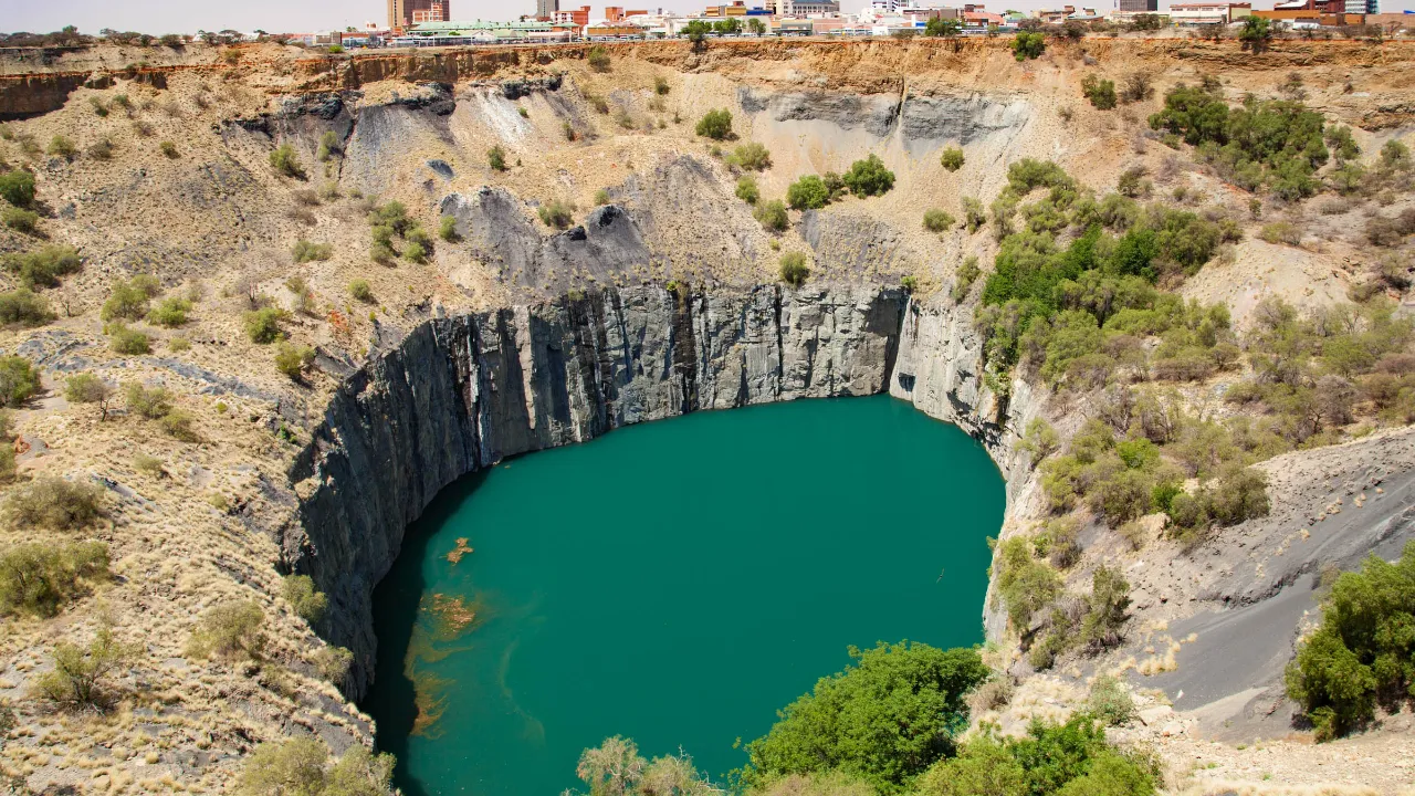 "The Big Hole" i Kimberley – et enormt, historisk diamantminekrater fyldt med vand