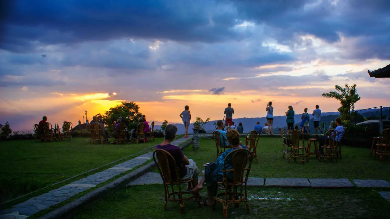 Solnedgangen nydes fra Puri Lumbung Cottages i Munduk