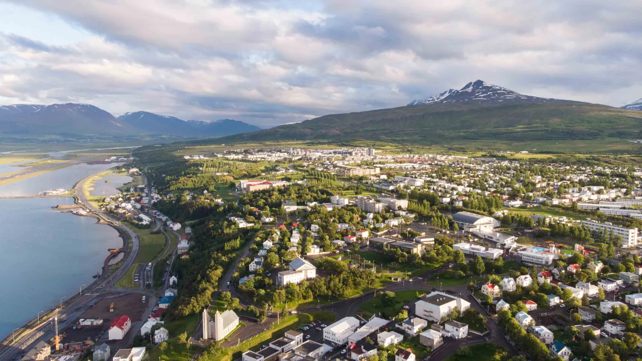 Akureyri er Islands næststørste by og et vigtigt center for handel, fiskeri og turisme i den nordlige del af landet Akureyri er Islands næststørste by og et vigtigt center for handel, fiskeri og turisme i den nordlige del af landet