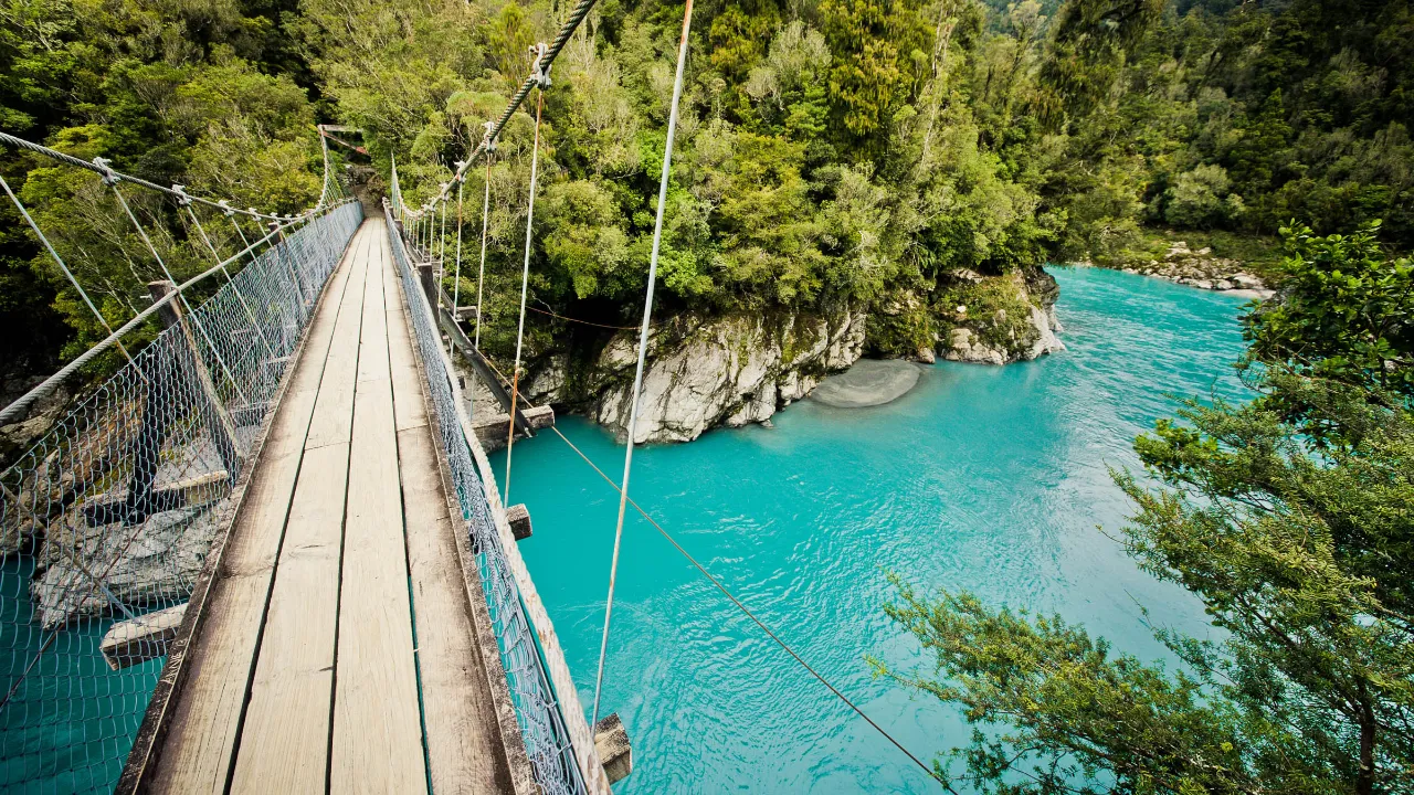 Hokitika Gorge hængebro over den turkise Hokitika Gorge