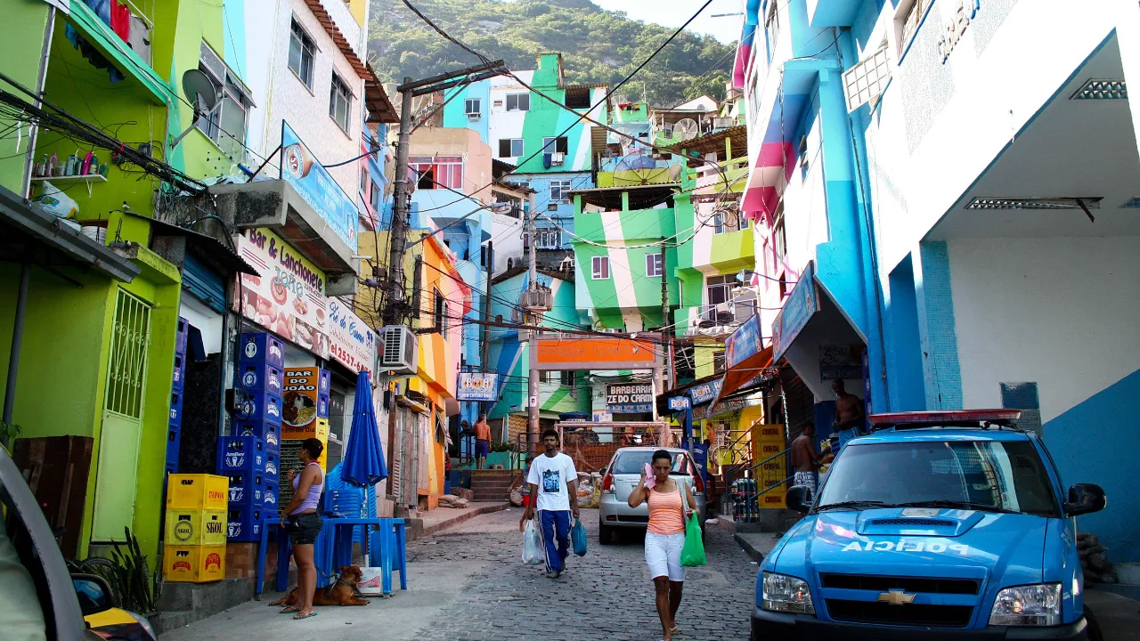 Farverig gade i en "favela" i Rio de Janeiro