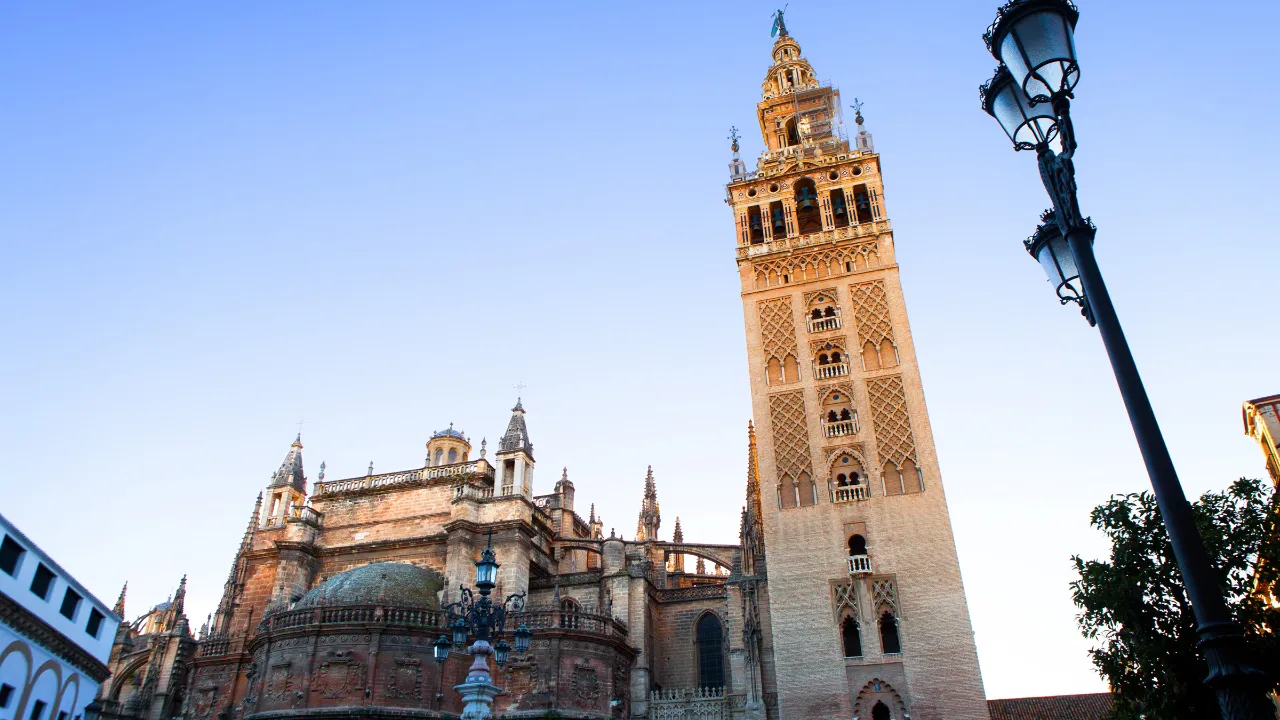 Katedralen i Sevilla med klokketårnet La Giralda, der oprindelig var en minaret Katedralen i Sevilla med klokketårnet La Giralda, der oprindelig var en minaret